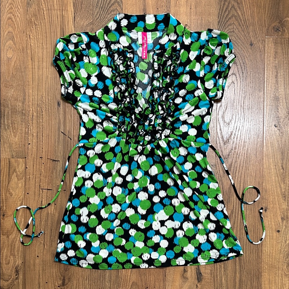 Dressy top with ruffled collar